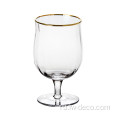 Прозрачный ребра вина бокал с золотым ободом